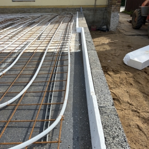Armering og isolering klar til støbning ved ny terrasseopbygning