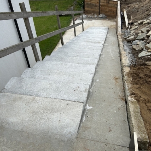 Færdigstøbt trappe og gangsti med stabilt underlag langs husmur