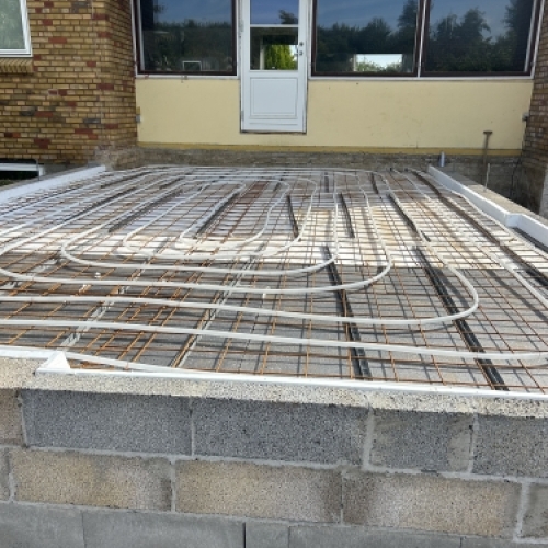 Forberedelse af ny terrasse med armeringsnet før støbning af beton