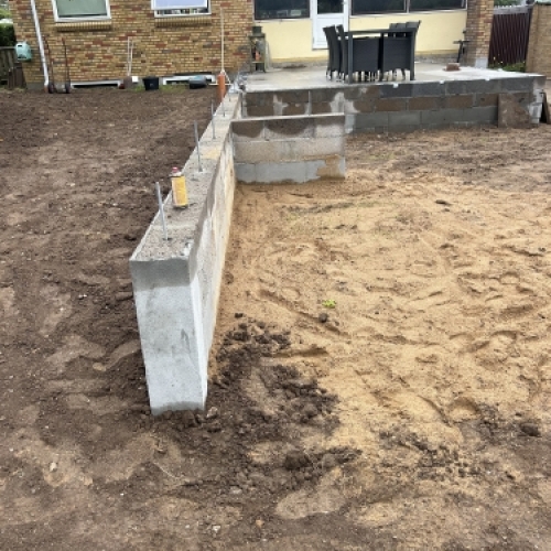 Terrænopbygning med støttemur og opfyld som del af anlægsprojekt