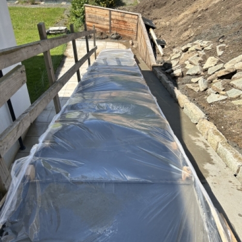 Afdækning før støbning af udendørs trappe langs skråning ved bolig