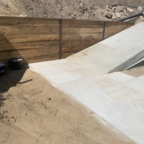 Belægning ved skråning med afgrænsning mod jord og terræn