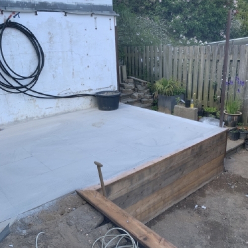 Flisebelægning med kantafgrænsning ved terrasse og haveområde