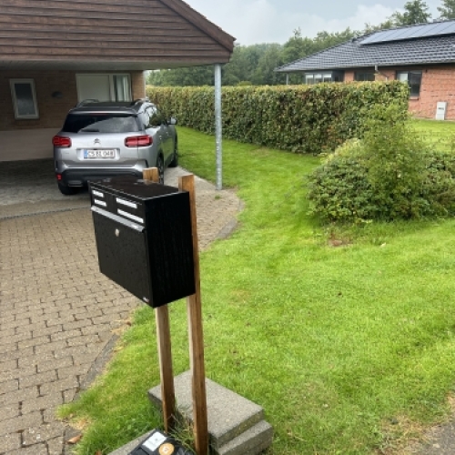 Belægning ved indgangsparti og postkasse med stabilt fliseunderlag