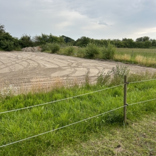Færdig ridebane etableret med professionel opbygning, stabil ridebane bund og jævn overflade.