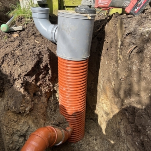 Kloakmester etablerer ny kloakledning med korrekt tilslutning og professionelt kloakarbejde