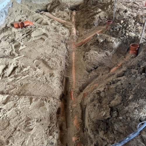 Kloakmester udfører professionelt kloakarbejde med udgravning og etablering af ny kloakinstallation