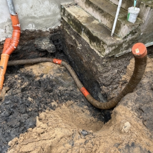 Kloakmester udfører kloakreparation og udbedring af afløb som del af kloakservice