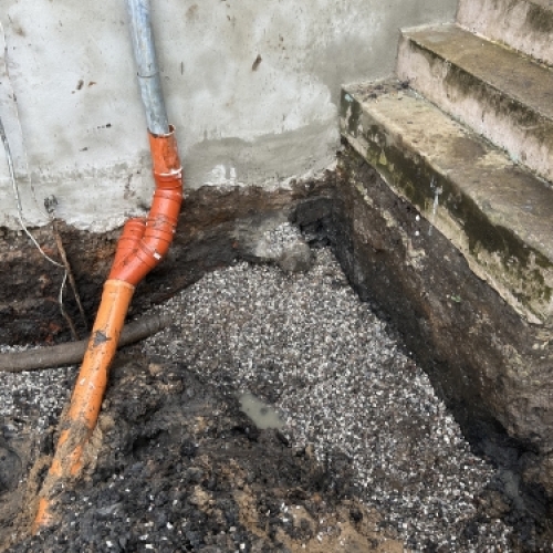 Kloakmester etablerer fugtbeskyttelse og kloakløsning ved sokkel som del af kloakservice