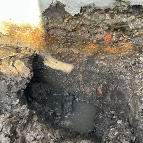 Kloakmester udfører professionelt kloakarbejde med udgravning og etablering af ny kloakinstallation