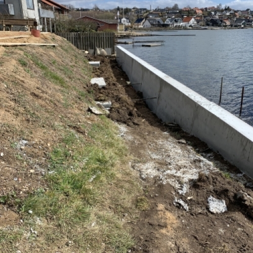 Ny støttemur langs kyst med efterfølgende opfyld og terrænregulering