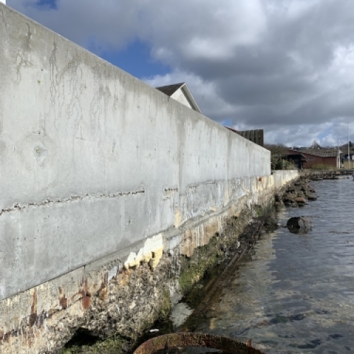 Færdig betonmur som del af kystsikring og anlægsarbejde