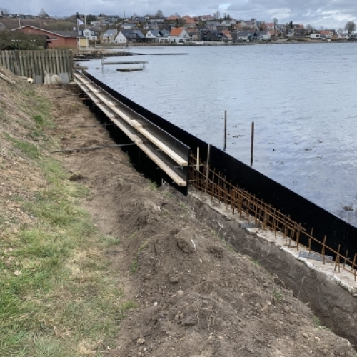 Opsætning af forskalling til kystsikring langs boligområde