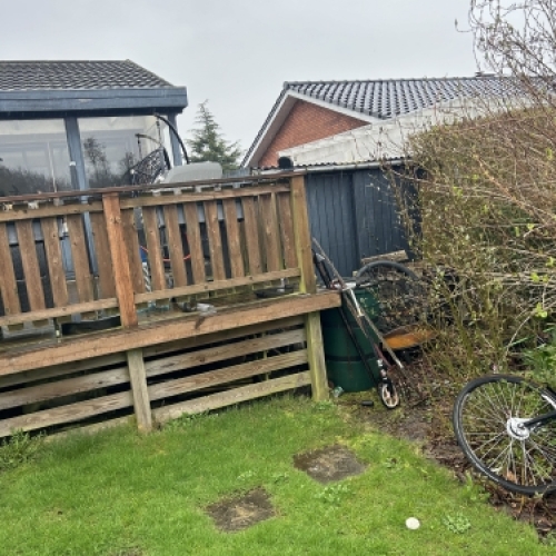 Udeområde ved terrasse før omlægning og forbedring af terræn