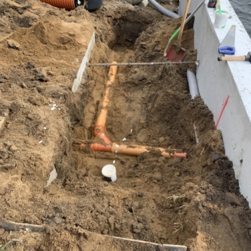 Kloakrør i udgravning som del af anlægsarbejde ved kystprojekt