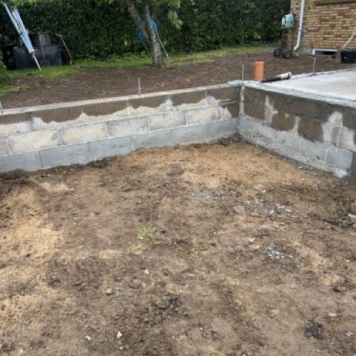 Lav støttemur etableret til afgrænsning og opbygning af nyt udeareal