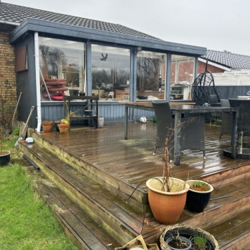 Træterrasse ved udestue før renovering og opgradering af udeareal