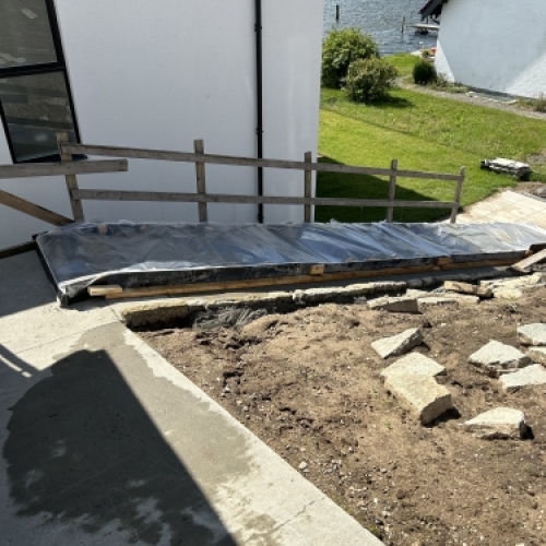 Klargøring af trappe og adgangsareal ved hus i terræn med niveauforskel