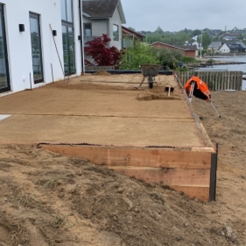Klargøring af belægning og underlag ved terrasseområde ved bolig