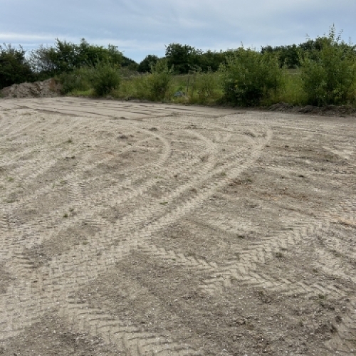 Etablering af ridebane med klargøring af bund og planering af området før opbygning af ridebane.