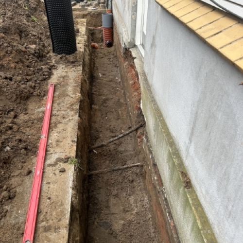 Kloakmester laver korrekt tilslutning af kloakrør som del af professionelt kloakarbejde