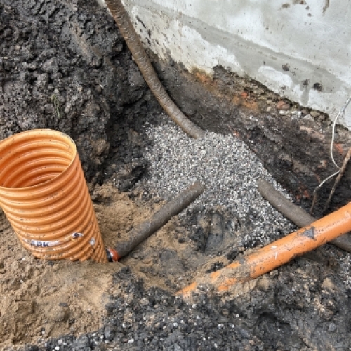 Kloakmester reparerer beskadiget kloakledning og sikrer korrekt afløb