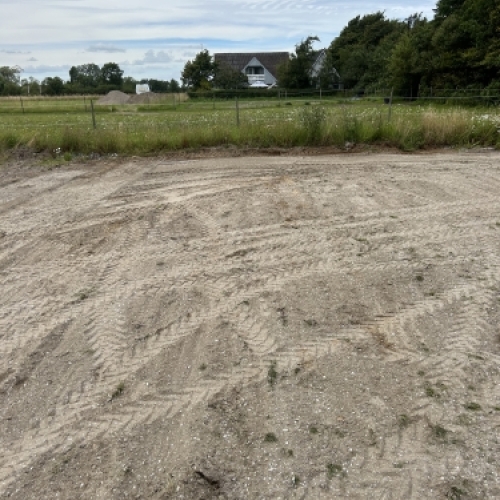 Opbygning af ridebane med fokus på stabil bund, korrekt opbygning og lang holdbarhed.