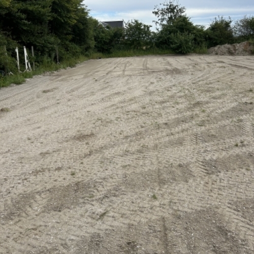 Planeret ridebane bund som del af professionel opbygning af ridebane med korrekt underlag.