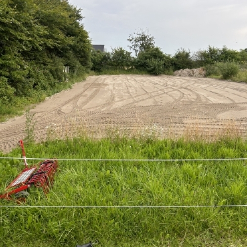 Opbygning af ridebane med fokus på stabil bund, korrekt opbygning og lang holdbarhed.