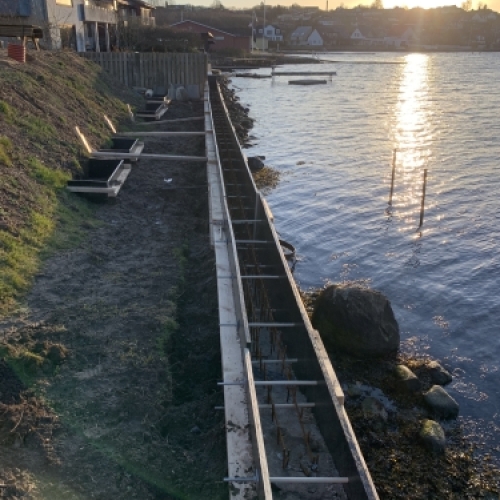 Forskalling til ny støttemur langs vandkanten ved boligområde