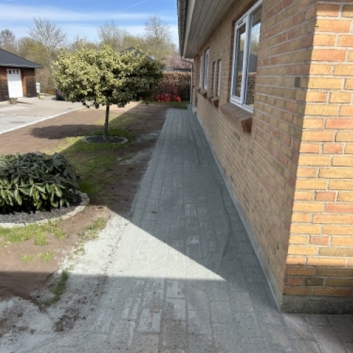 Klargøring af gangareal langs hus efter udført støttemur og anlægsarbejde