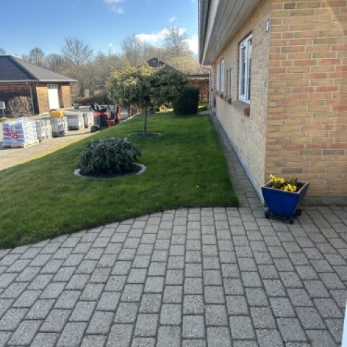 Fliseareal og have efter afsluttet anlægsarbejde omkring ejendommen
