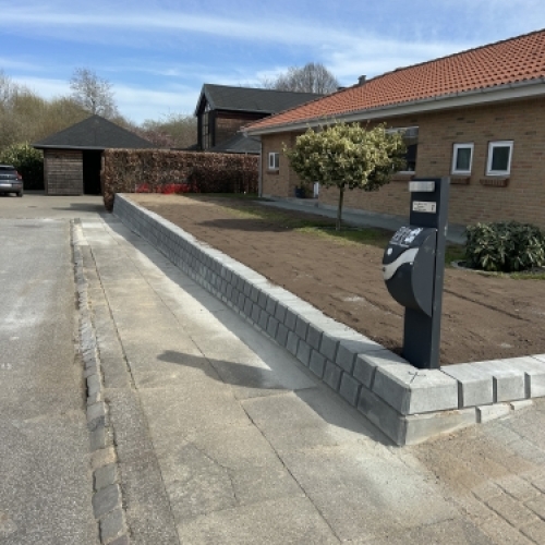 Kantafgrænsning og klargjort areal efter anlægsarbejde ved bolig