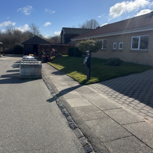 Levering af materialer til støttemur og anlægsarbejde ved privat bolig