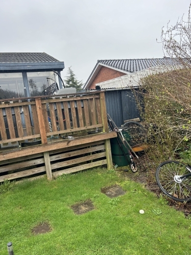 Udeområde ved terrasse før omlægning og forbedring af terræn