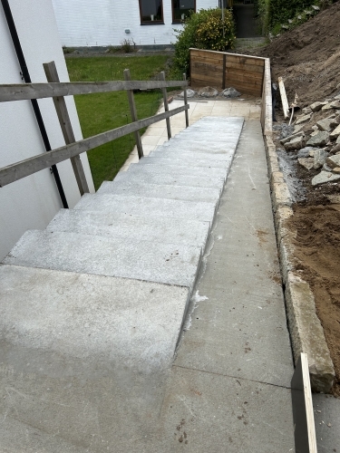 Færdigstøbt trappe og gangsti med stabilt underlag langs husmur