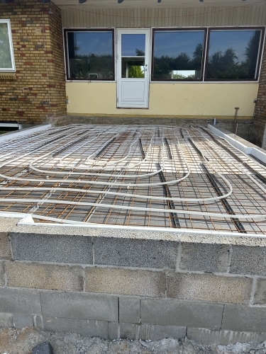 Forberedelse af ny terrasse med armeringsnet før støbning af beton