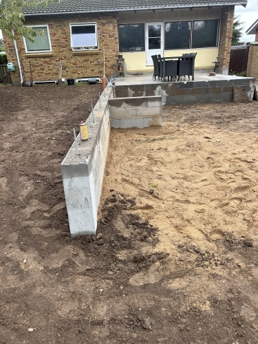 Terrænopbygning med støttemur og opfyld som del af anlægsprojekt