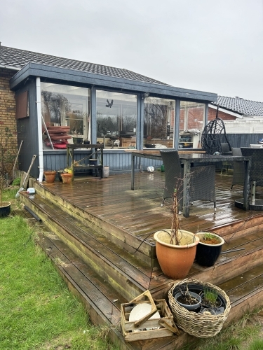 Træterrasse ved udestue før renovering og opgradering af udeareal