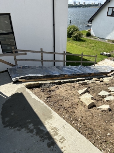 Klargøring af trappe og adgangsareal ved hus i terræn med niveauforskel