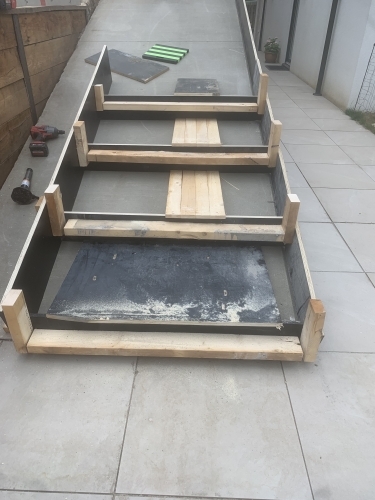Forskalling til udendørs trappe før støbning ved indgangsparti