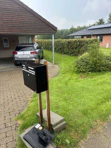 Belægning ved indgangsparti og postkasse med stabilt fliseunderlag