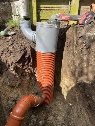 Kloakmester etablerer ny kloakledning med korrekt tilslutning og professionelt kloakarbejde