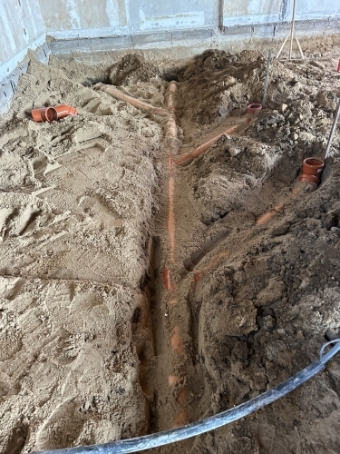 Kloakmester udfører professionelt kloakarbejde med udgravning og etablering af ny kloakinstallation