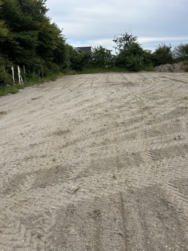 Planeret ridebane bund som del af professionel opbygning af ridebane med korrekt underlag.