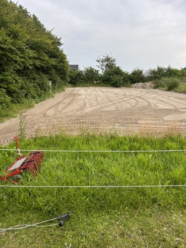 Opbygning af ridebane med fokus på stabil bund, korrekt opbygning og lang holdbarhed.