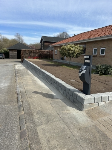 Kantafgrænsning og klargjort areal efter anlægsarbejde ved bolig