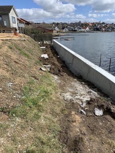 Ny støttemur langs kyst med efterfølgende opfyld og terrænregulering