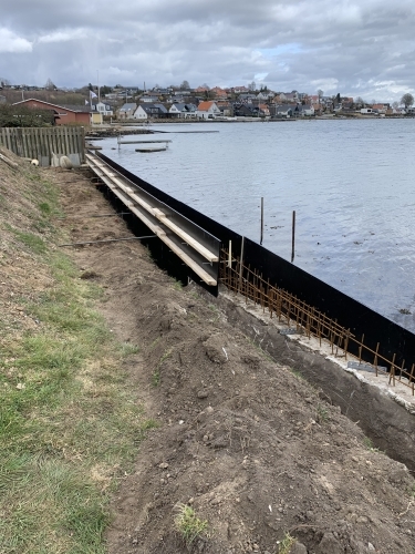 Opsætning af forskalling til kystsikring langs boligområde