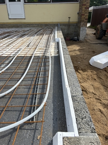 Armering og isolering klar til støbning ved ny terrasseopbygning